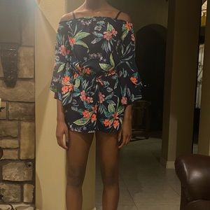 Sleeveless romper with flowery print